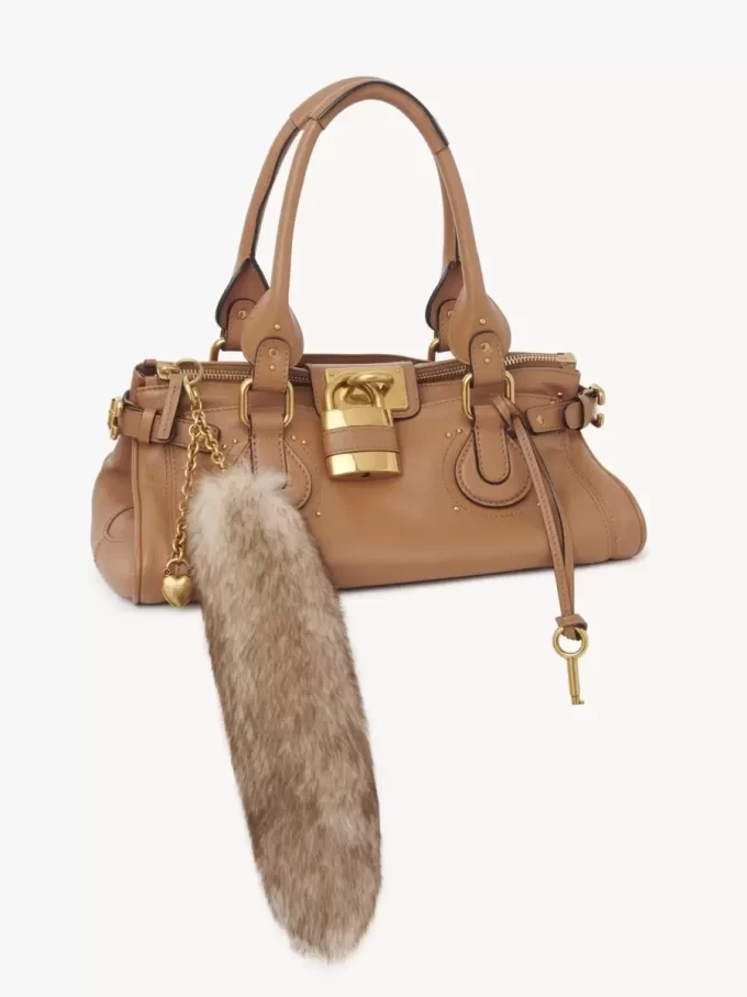 El dije Treasure Tails en piel de oveja
