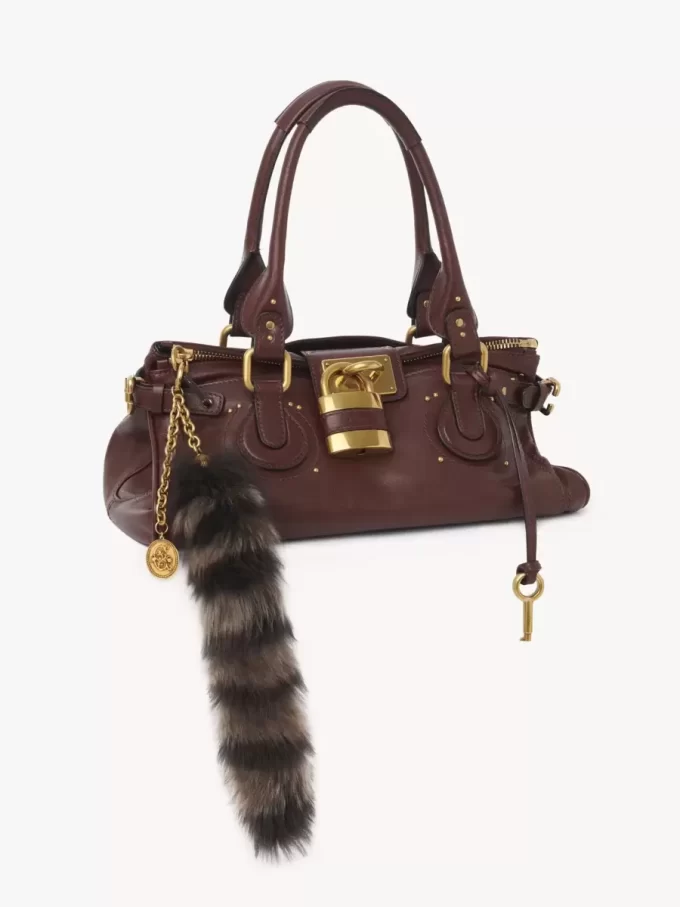 El dije Treasure Tails en piel de oveja