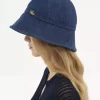 El icónico sombrero de pescador de Chloé en denim