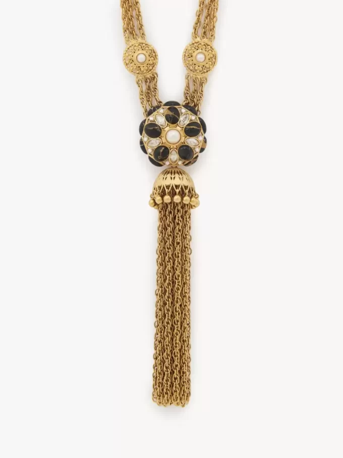 El magnífico collar de Chloé