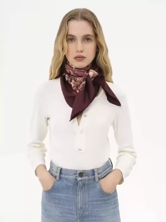 El pañuelo cuadrado Chloé Roses en sarga de seda