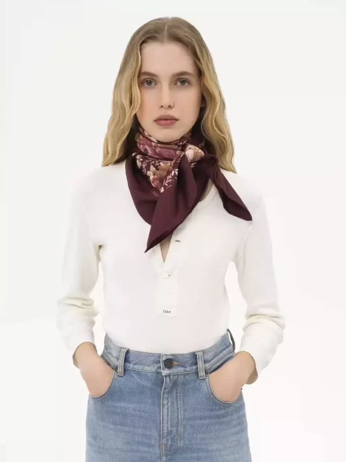 El pañuelo cuadrado Chloé Roses en sarga de seda