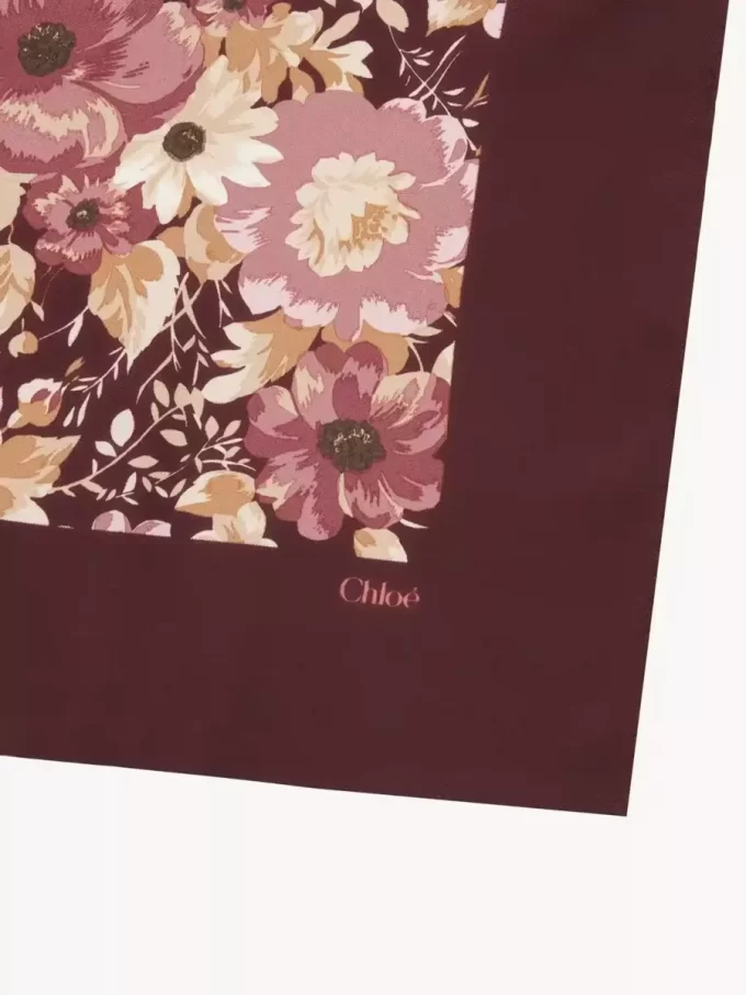 El pañuelo cuadrado Chloé Roses en sarga de seda