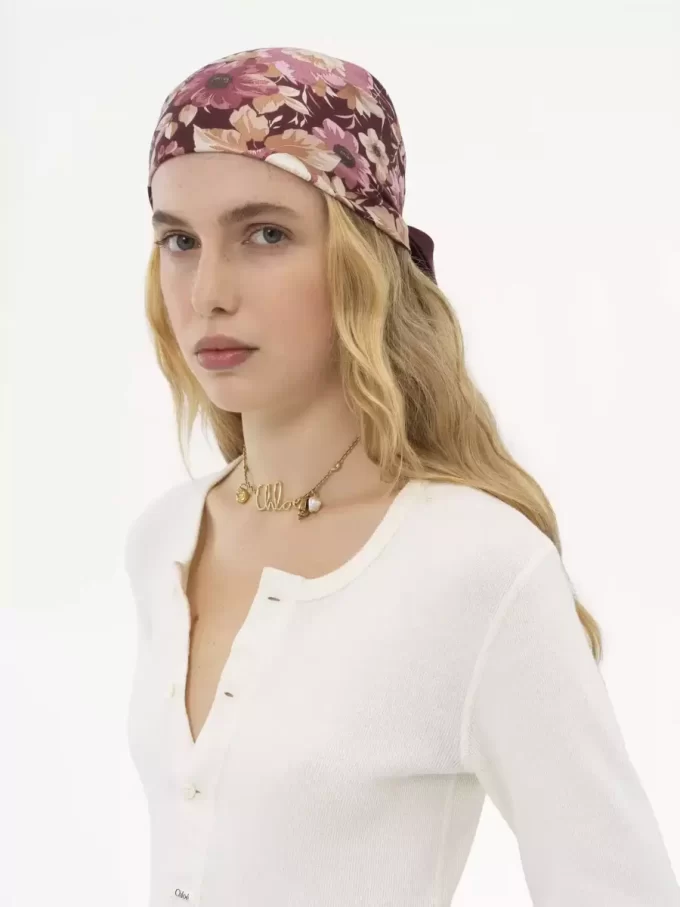 El pañuelo cuadrado Chloé Roses en sarga de seda