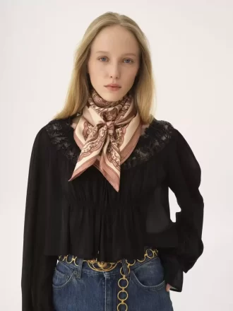 El pañuelo cuadrado Paisley de Chloé en sarga de seda