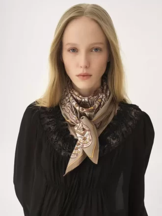 El pañuelo cuadrado Paisley de Chloé en sarga de seda