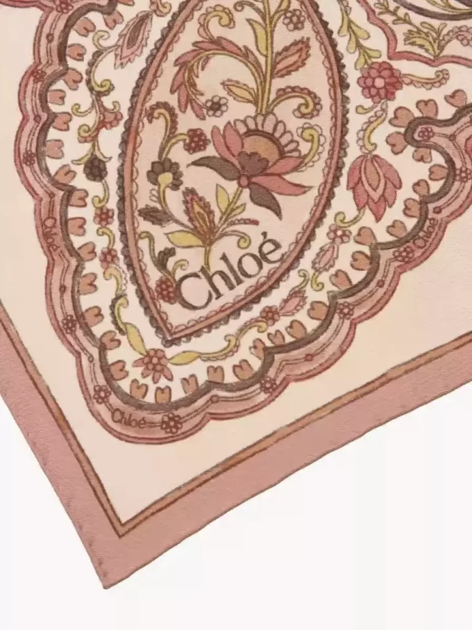 El pañuelo cuadrado Paisley de Chloé en sarga de seda