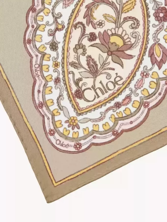 El pañuelo cuadrado Paisley de Chloé en sarga de seda