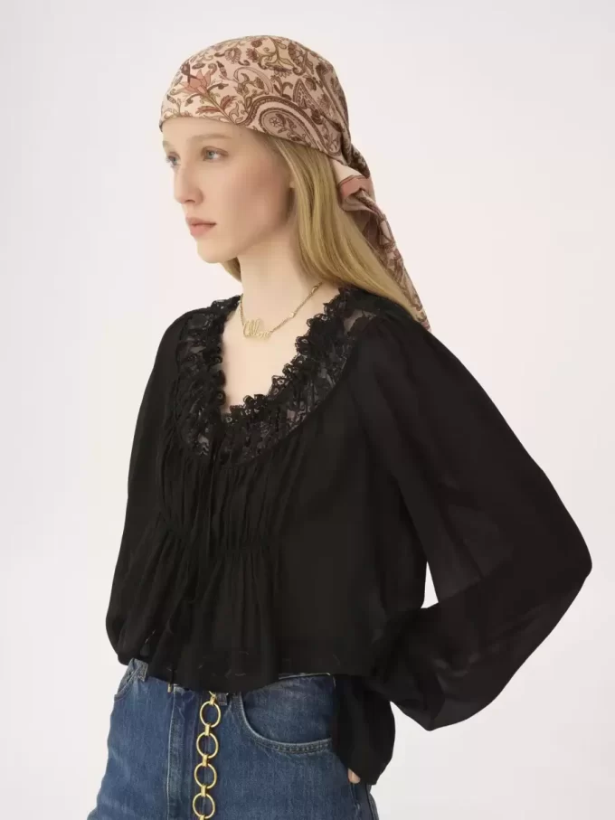 El pañuelo cuadrado Paisley de Chloé en sarga de seda