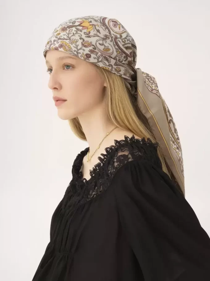 El pañuelo cuadrado Paisley de Chloé en sarga de seda