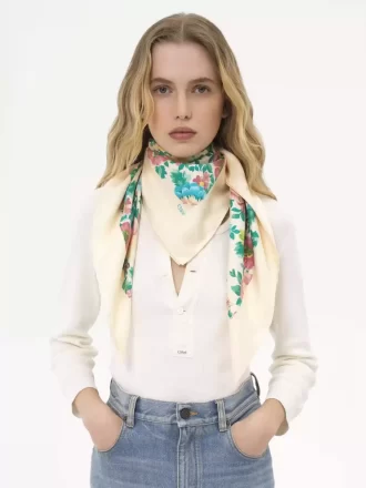El pañuelo cuadrado Peonies de Chloé en sarga de seda