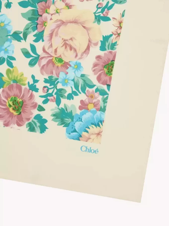 El pañuelo cuadrado Peonies de Chloé en sarga de seda