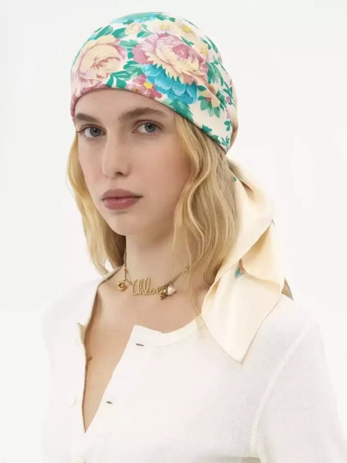 El pañuelo cuadrado Peonies de Chloé en sarga de seda