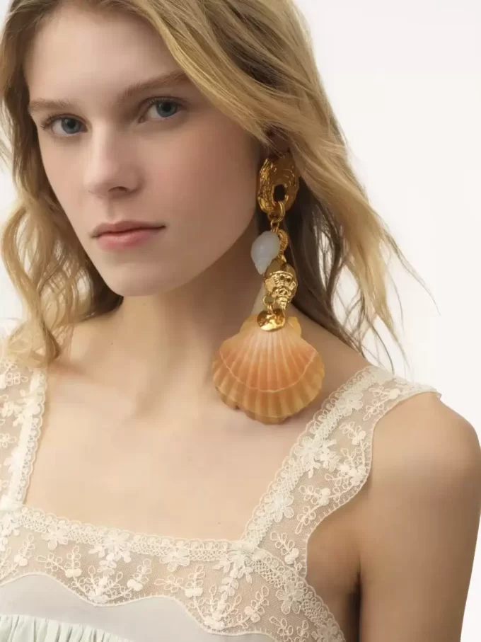 El pendiente mono Conchas de Chloé El pendiente mono Conchas de Chloé