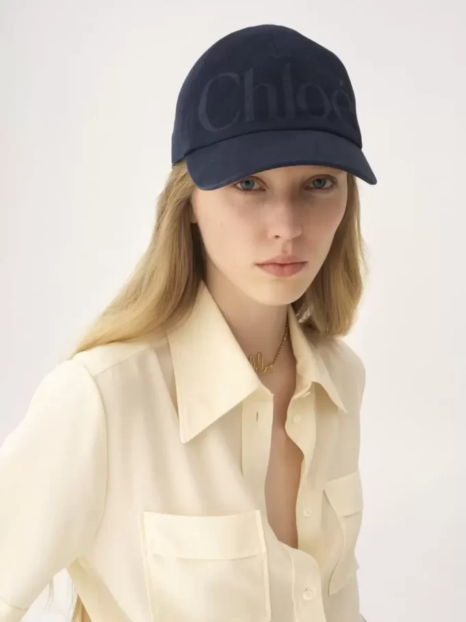 La gorra Chloé Essentials en algodón lavado La gorra Chloé Essentials en algodón lavado