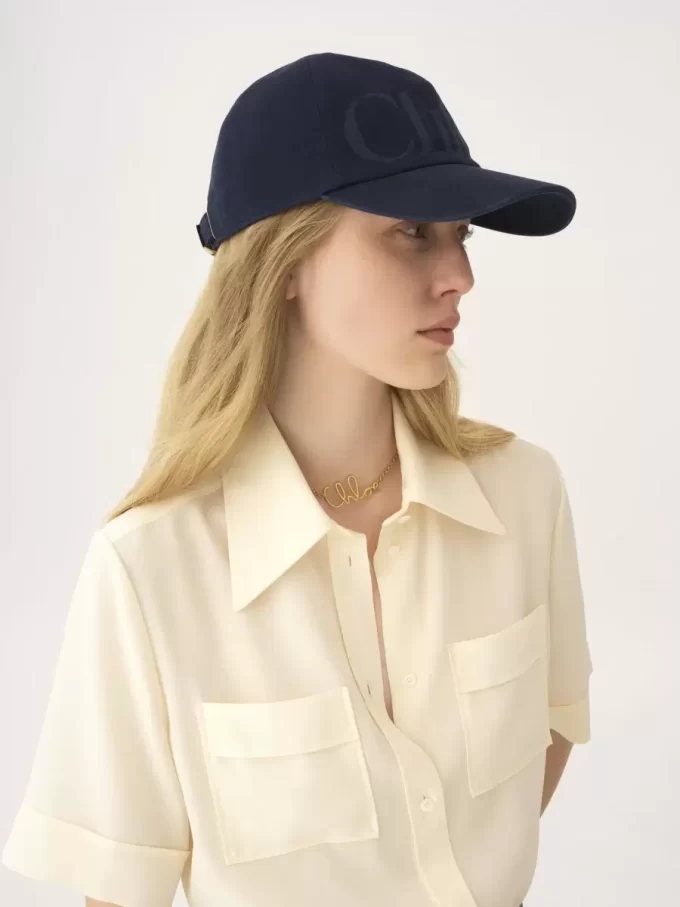 La gorra Chloé Essentials en algodón lavado La gorra Chloé Essentials en algodón lavado