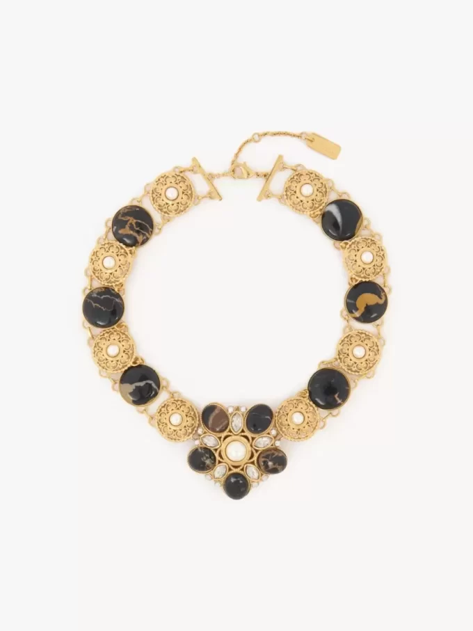La magnífica gargantilla de Chloé