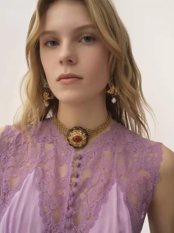 La magnífica gargantilla de Chloé La magnífica gargantilla de Chloé