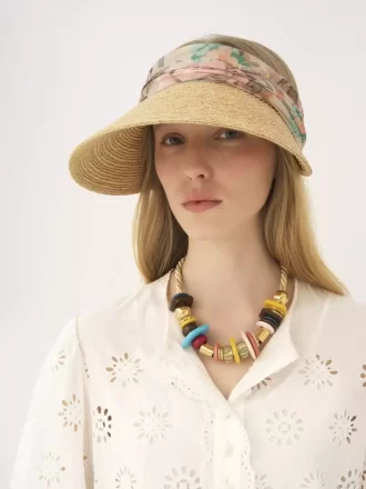 La visera Chloé en rafia