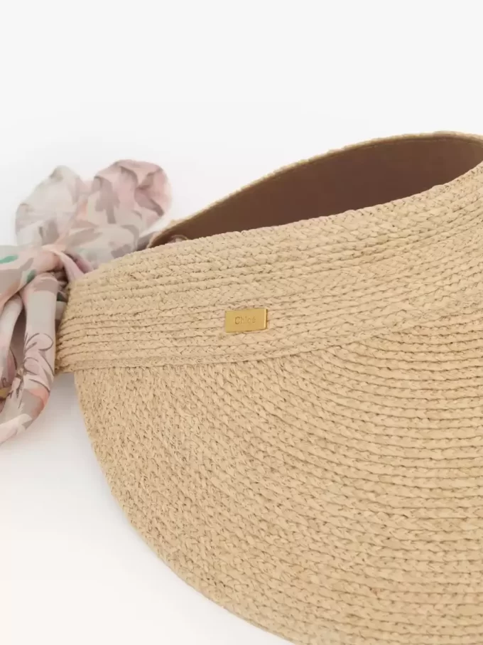 La visera Chloé en rafia