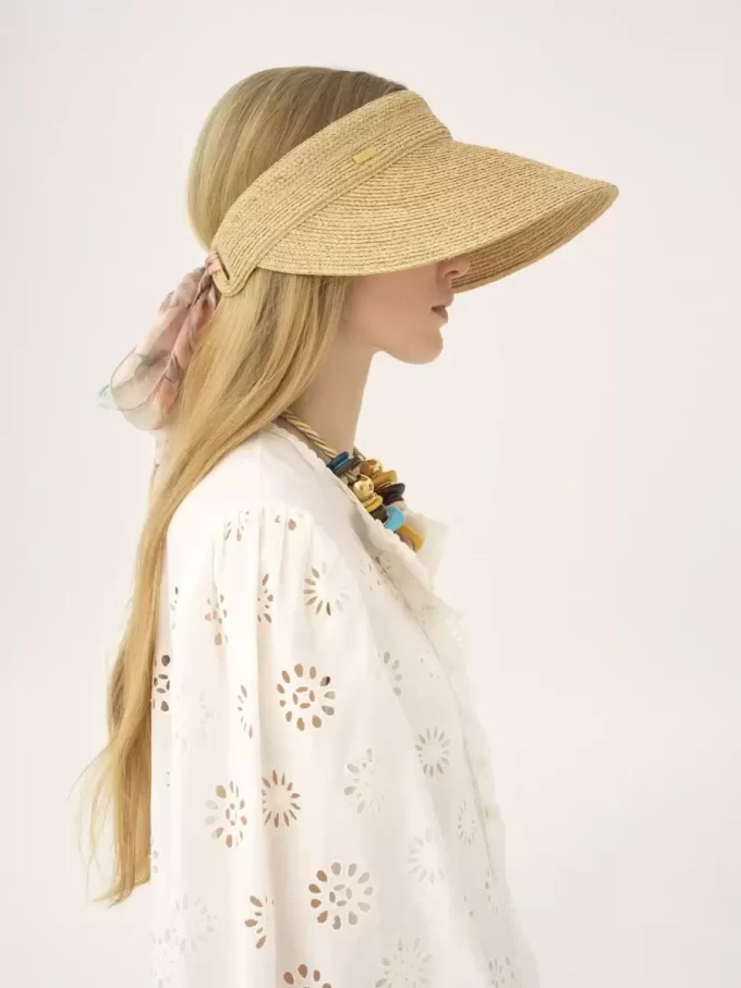 La visera Chloé en rafia