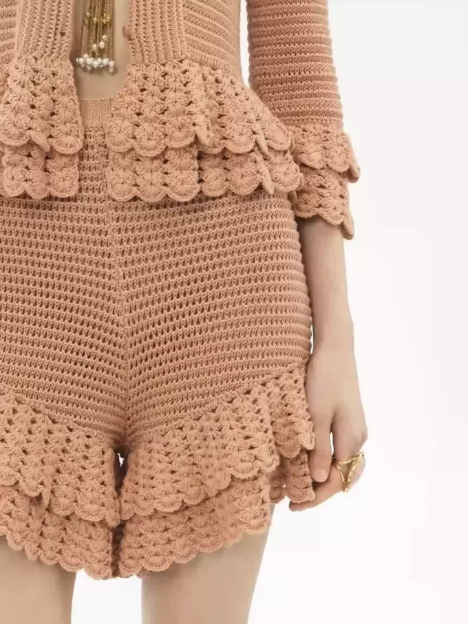 Mini shorts con volantes en punto de crochet