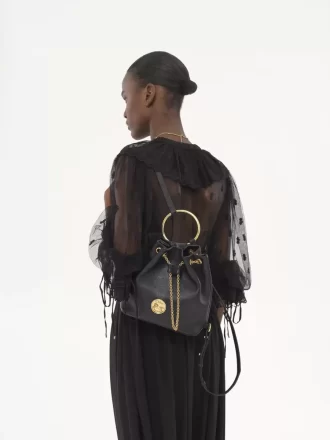 Mochila pequeña de pulsera en piel granulada