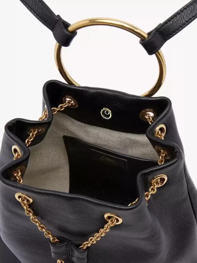Mochila pequeña de pulsera en piel granulada Mochila pequeña de pulsera en piel granulada
