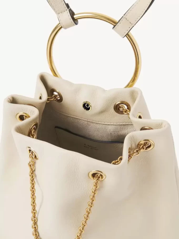 Mochila pequeña de pulsera en piel granulada Mochila pequeña de pulsera en piel granulada