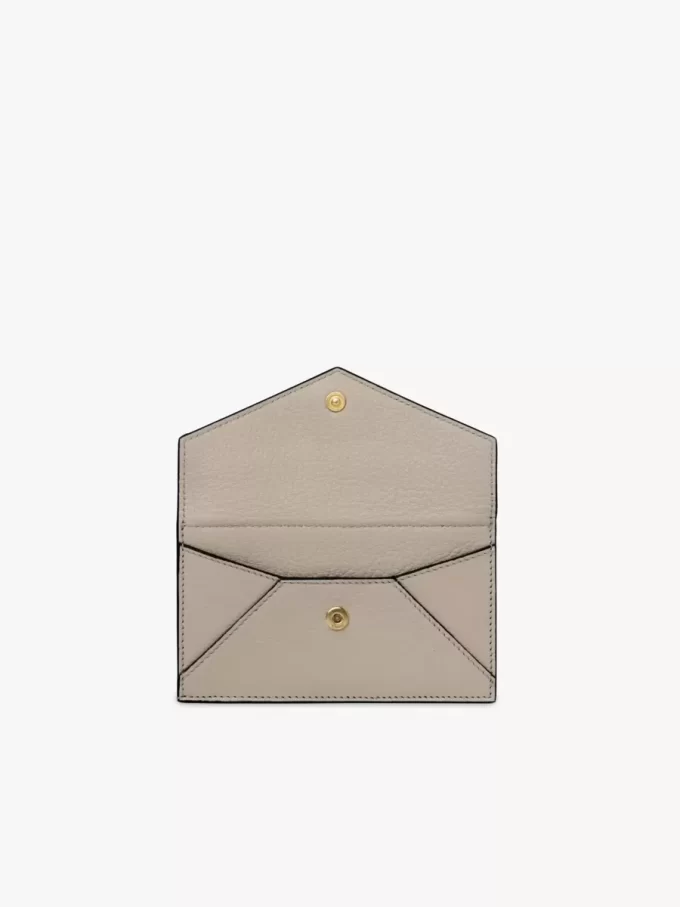 Monedero pequeño tipo sobre con ranuras para tarjetas en piel granulada