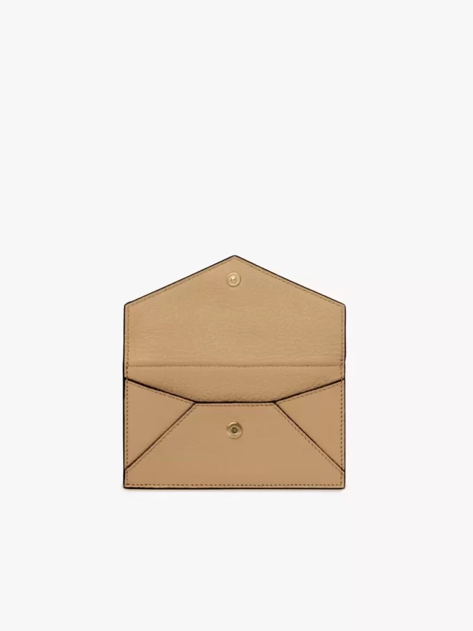 Monedero pequeño tipo sobre con ranuras para tarjetas en piel granulada