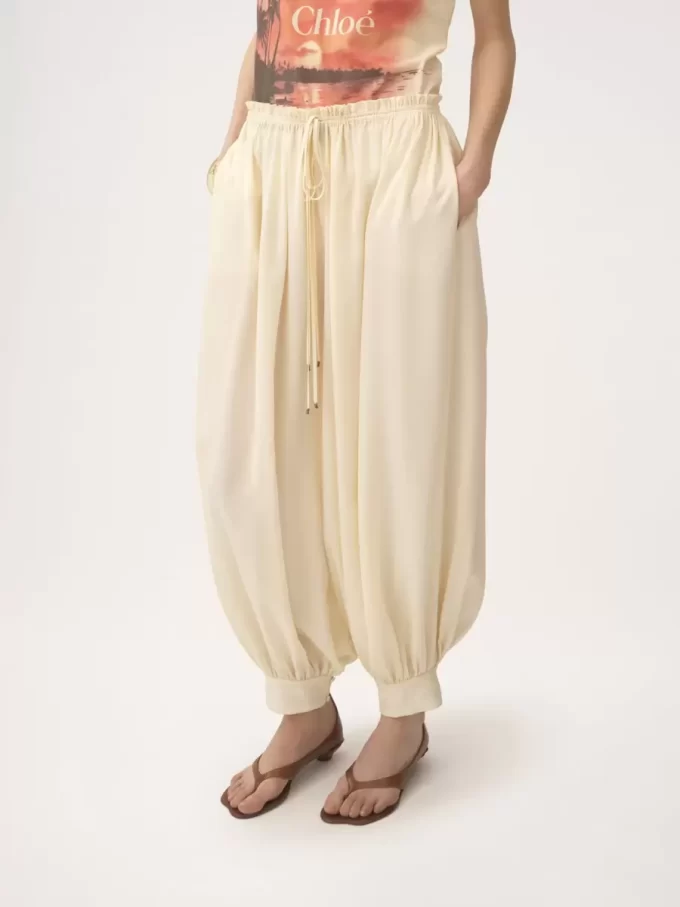 Pantalón fluido cropped de crepé de China