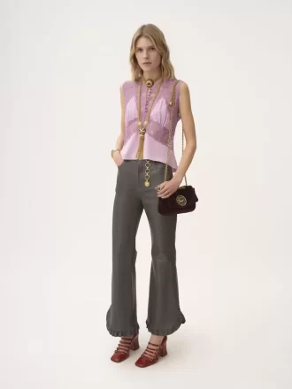 Pantalones acampanados con volantes en piel