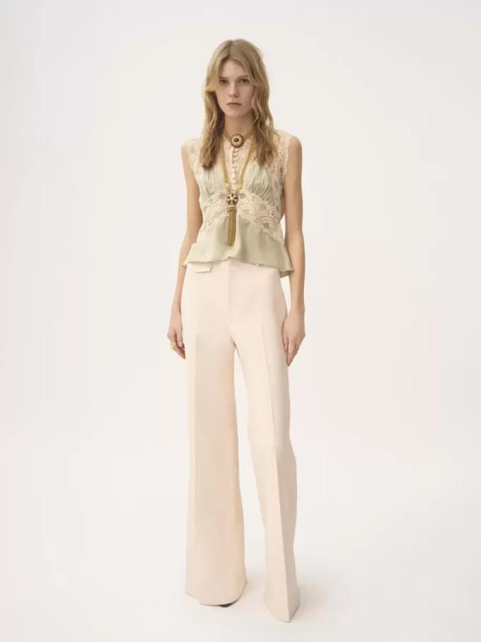 Pantalones acampanados de tiro alto en gabardina de lana Pantalones acampanados de tiro alto en gabardina de lana