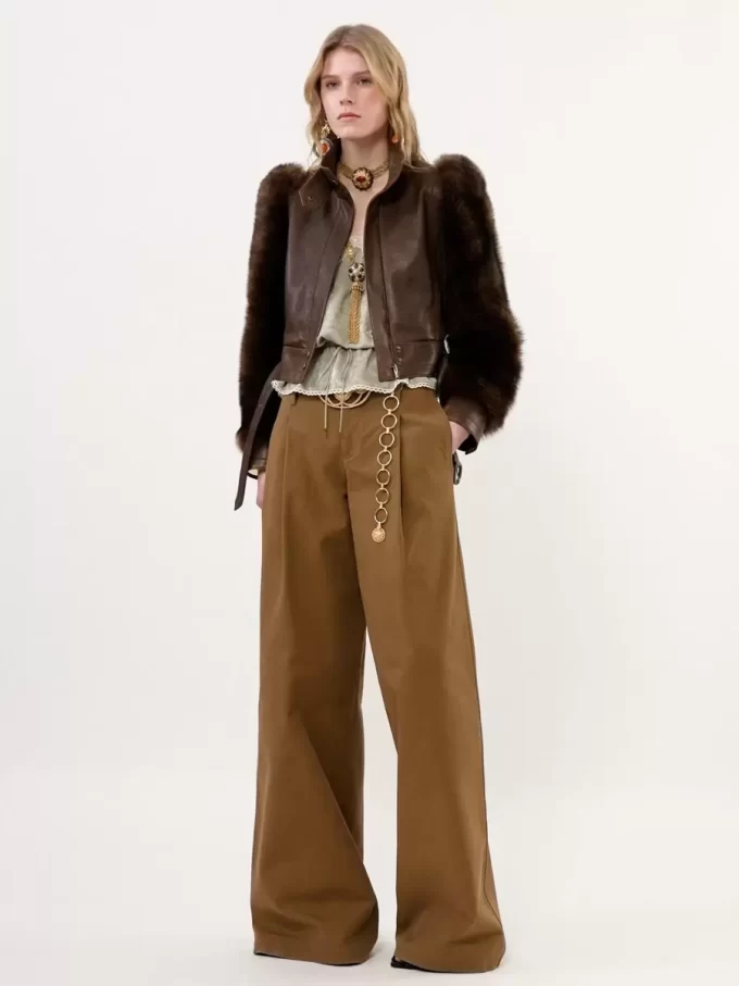 Chaqueta corta de cuello alto en piel Chaqueta corta de cuello alto en piel