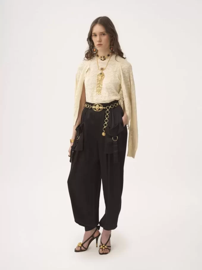 Pantalones cargo fluidos en satén de seda Pantalones cargo fluidos en satén de seda