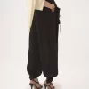 Pantalones cargo fluidos en satén de seda Pantalones cargo fluidos en satén de seda
