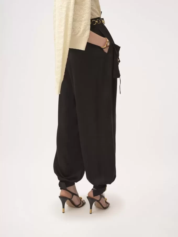 Pantalones cargo fluidos en satén de seda Pantalones cargo fluidos en satén de seda
