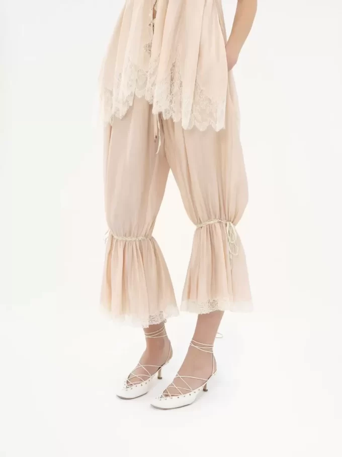 Pantalones fluidos cropped en pongé de seda lavada y encaje