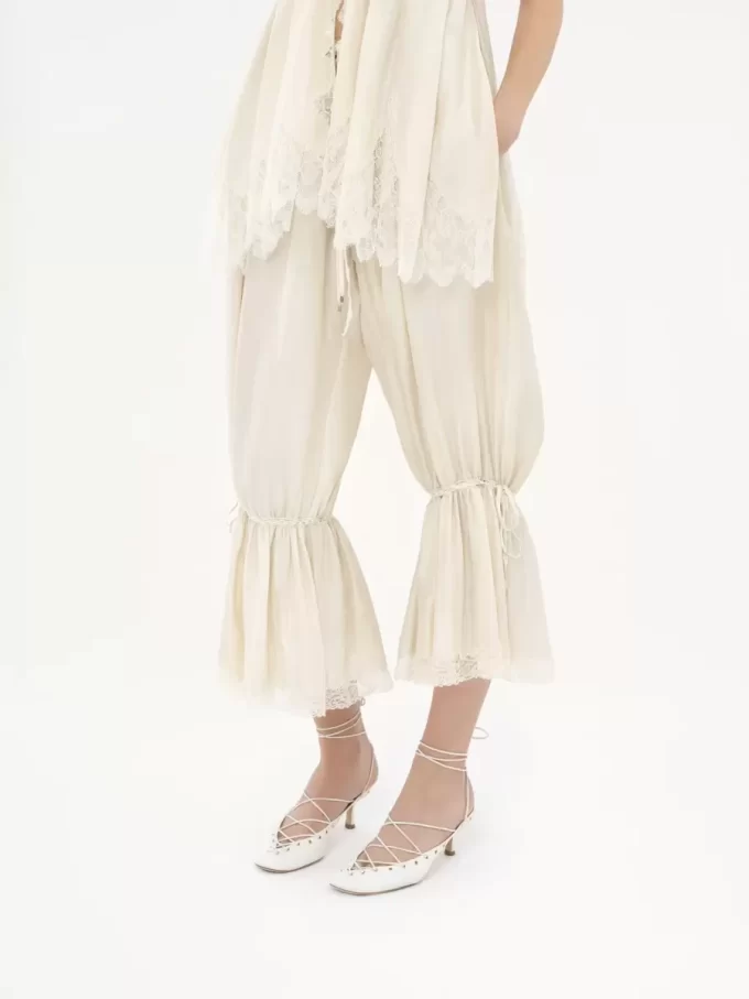 Pantalones fluidos cropped en pongé de seda lavada y encaje