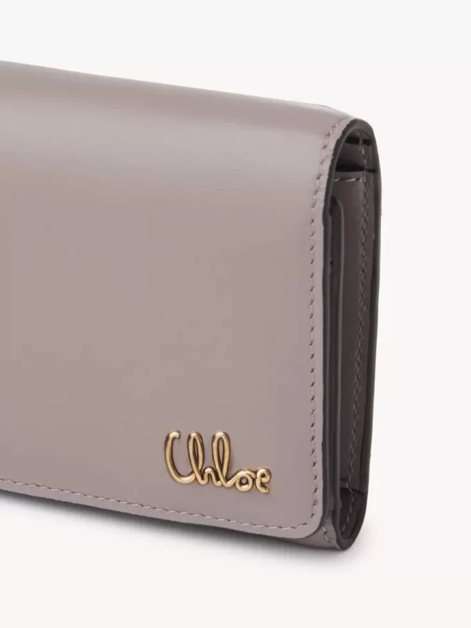 Pequeño bolso Chloé Iconic de tres pliegues con bolsillo para monedas en piel brillante
