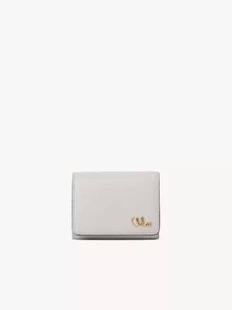 Pequeño bolso Chloé Iconic de tres pliegues con bolsillo para monedas en piel granulada