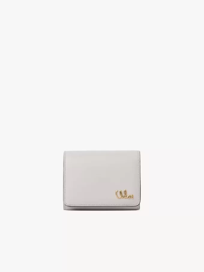 Pequeño bolso Chloé Iconic de tres pliegues con bolsillo para monedas en piel granulada