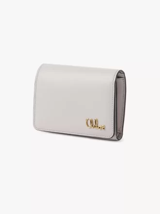 Pequeño bolso Chloé Iconic de tres pliegues con bolsillo para monedas en piel granulada