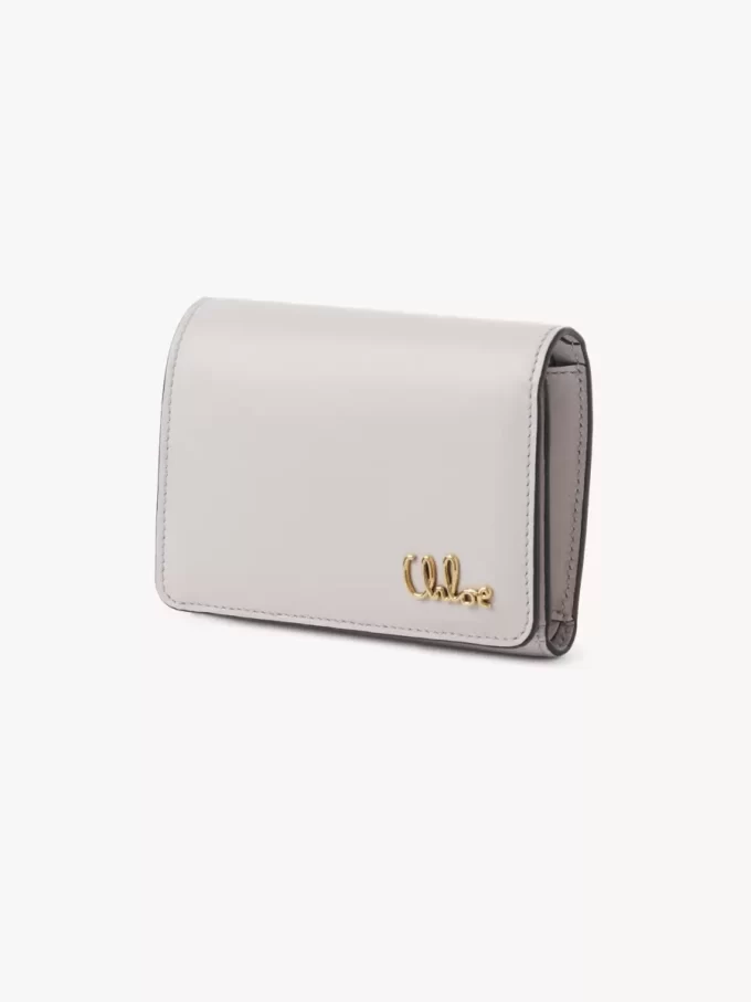 Pequeño bolso Chloé Iconic de tres pliegues con bolsillo para monedas en piel granulada