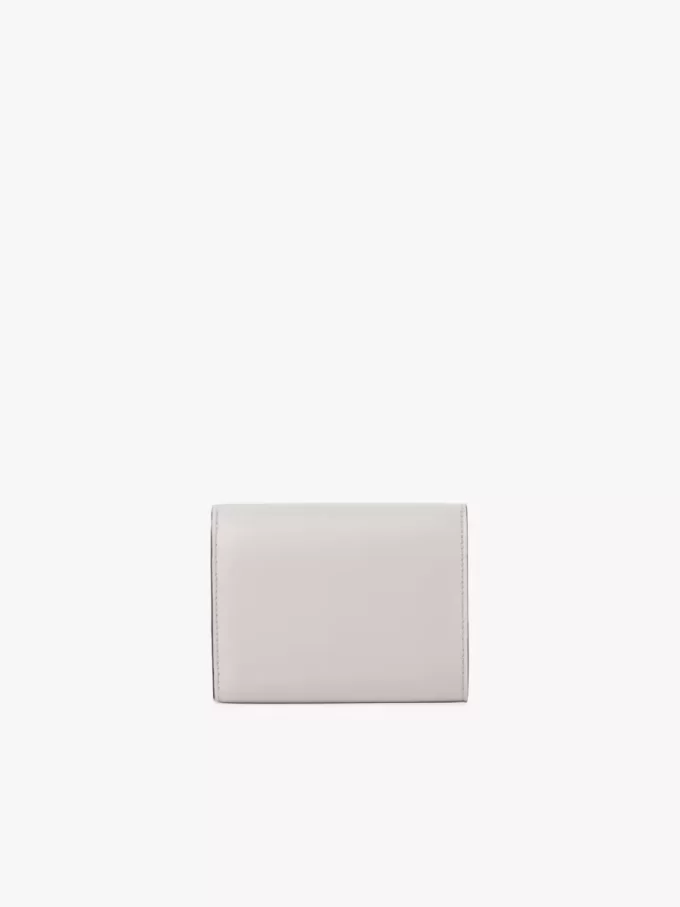 Pequeño bolso Chloé Iconic de tres pliegues con bolsillo para monedas en piel granulada