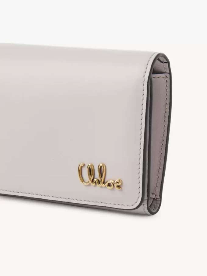 Pequeño bolso Chloé Iconic de tres pliegues con bolsillo para monedas en piel granulada