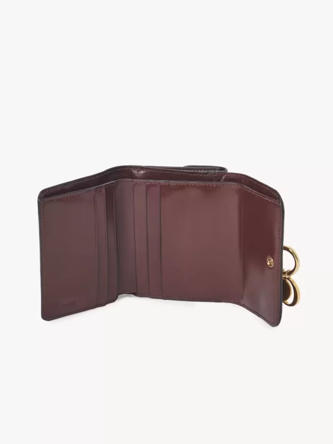 Pequeño cuaderno tríptico con alfabeto en piel brillante Pequeño cuaderno tríptico con alfabeto en piel brillante