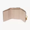 Pequeño cuaderno tríptico con alfabeto en piel brillante Pequeño cuaderno tríptico con alfabeto en piel brillante