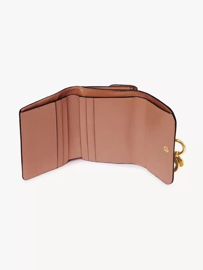 Pequeño cuaderno tríptico con alfabeto en piel brillante Pequeño cuaderno tríptico con alfabeto en piel brillante